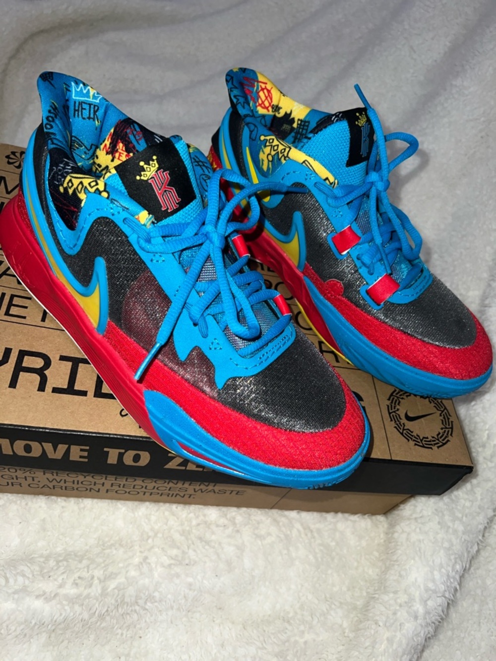 Kyrie 8 Go SE (GS) - 6.5 men's 8 women's